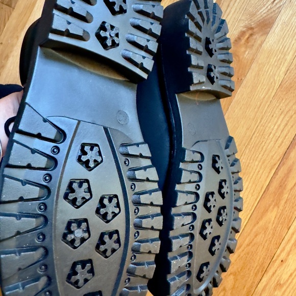 Marked down, NWT, Black round toe, zip up boots, size 40 (9) - Picture 2 of 5